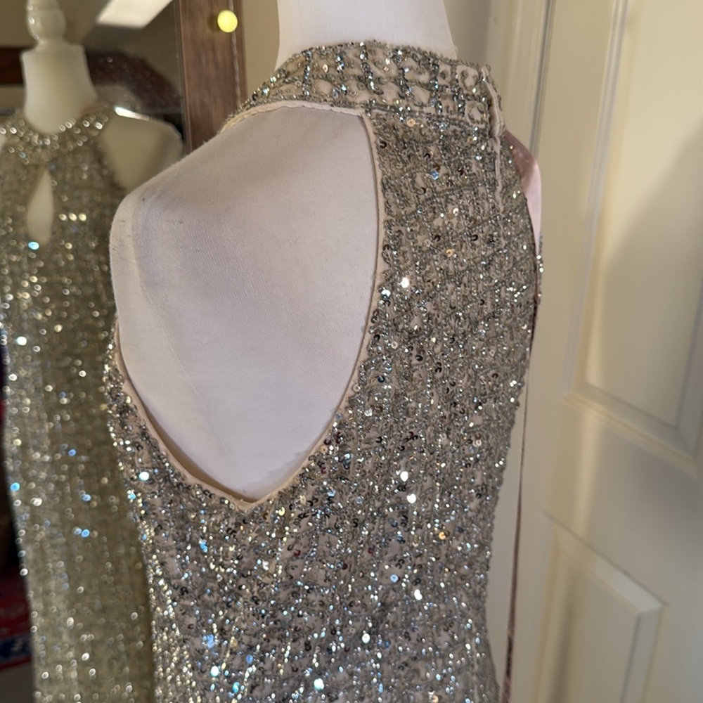 MAC DUGGAL
Silver Embellished Halter Neck Keyhole Gown - Picture 10 of 17